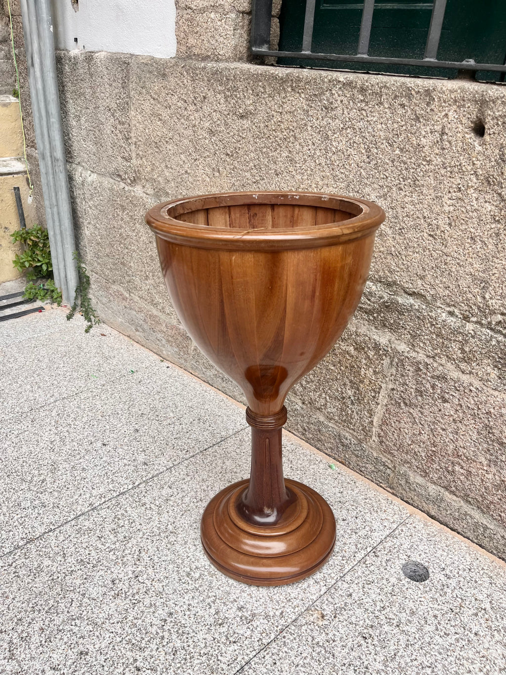 Macetero copa alto.