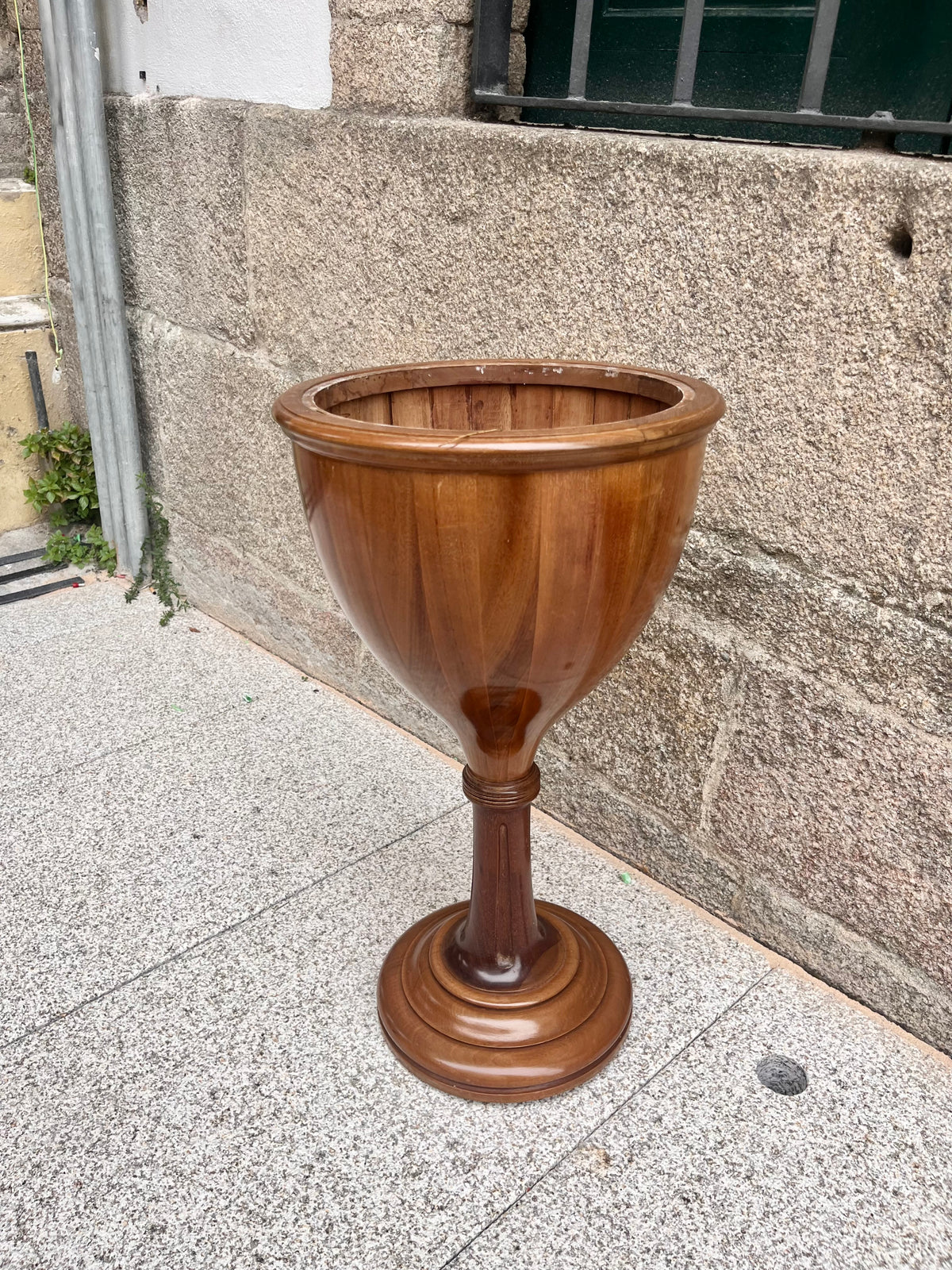 Macetero copa alto.