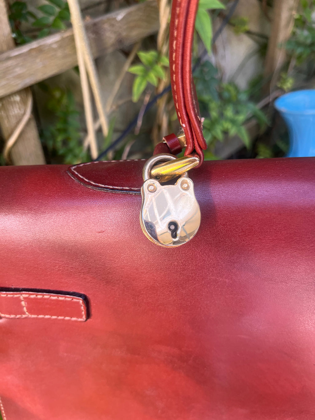Bolso Kelly en piel marròn. Bridas.