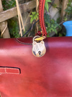 Bolso Kelly en piel marròn. Bridas.