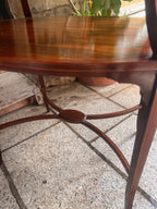 Mesa auxiliar estilo victoriano.