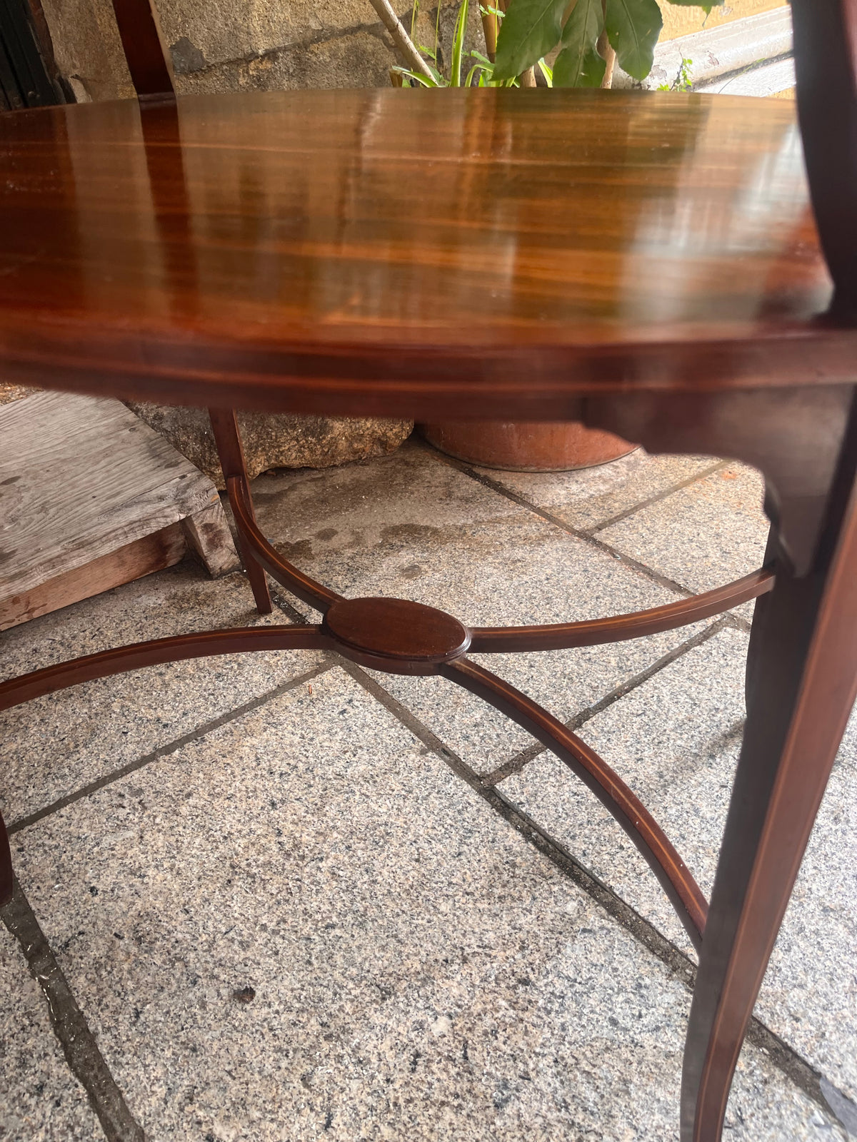 Mesa auxiliar estilo victoriano.