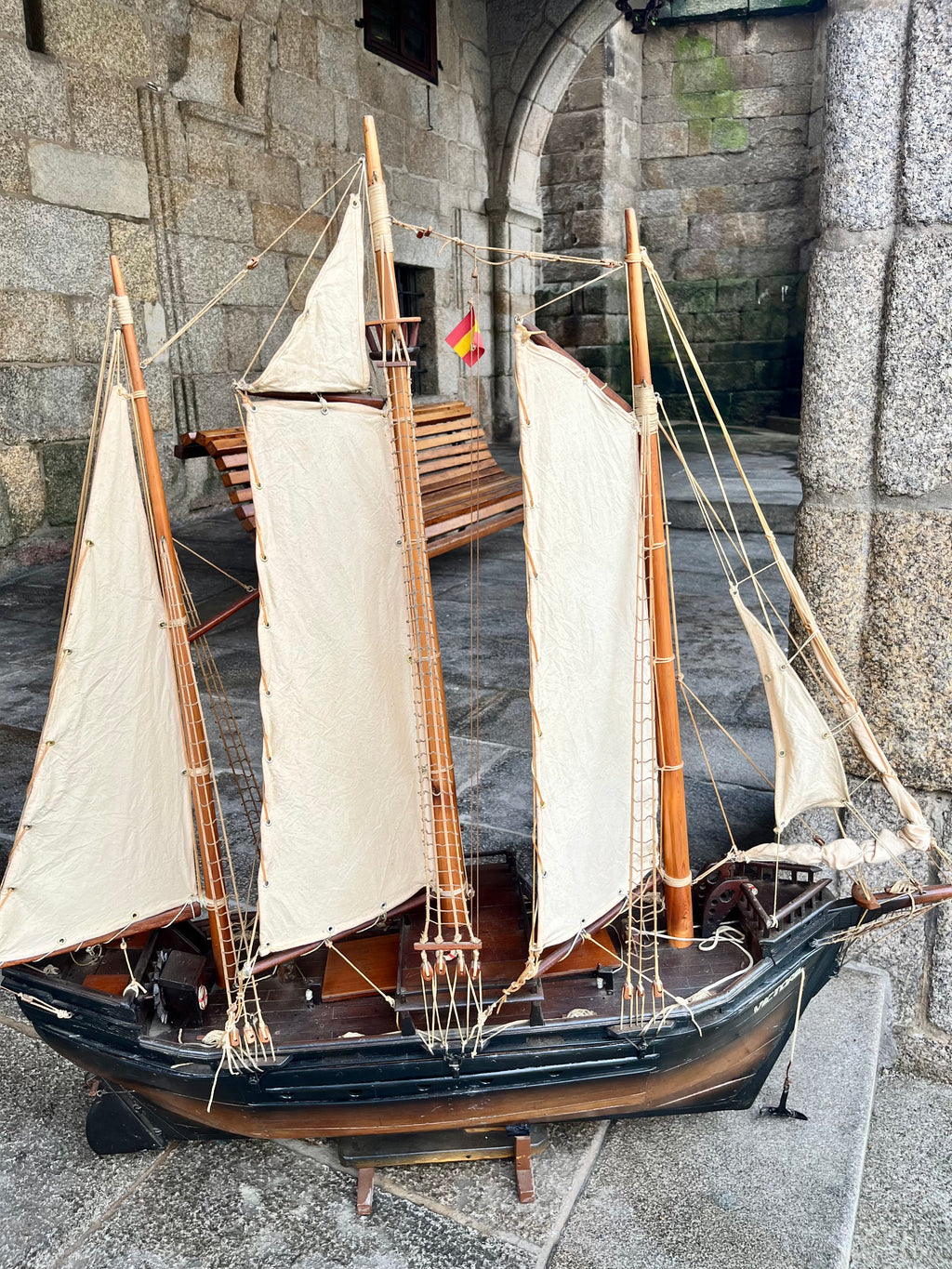 Barco Victoria en madera.