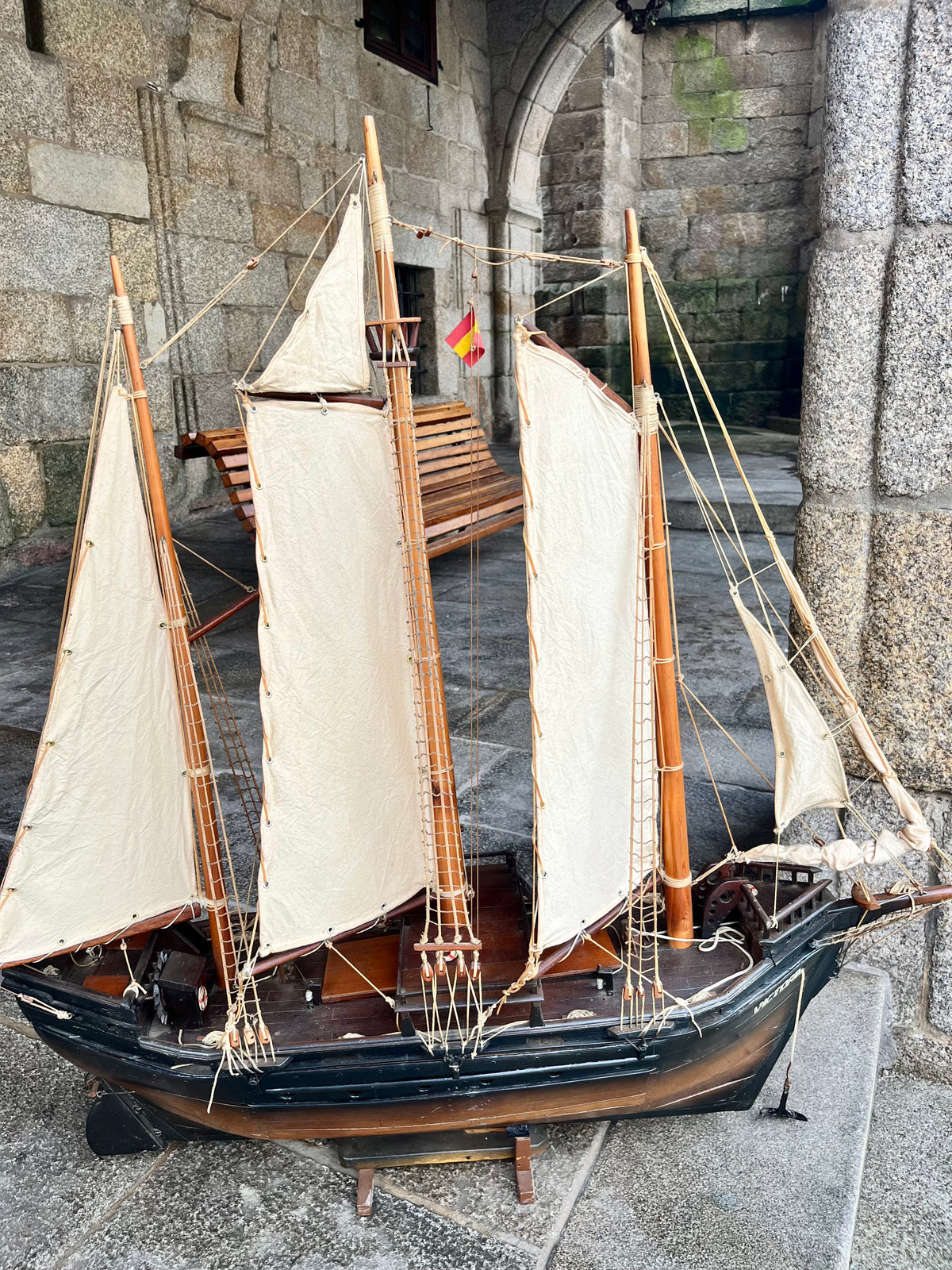 Barco Victoria en madera.