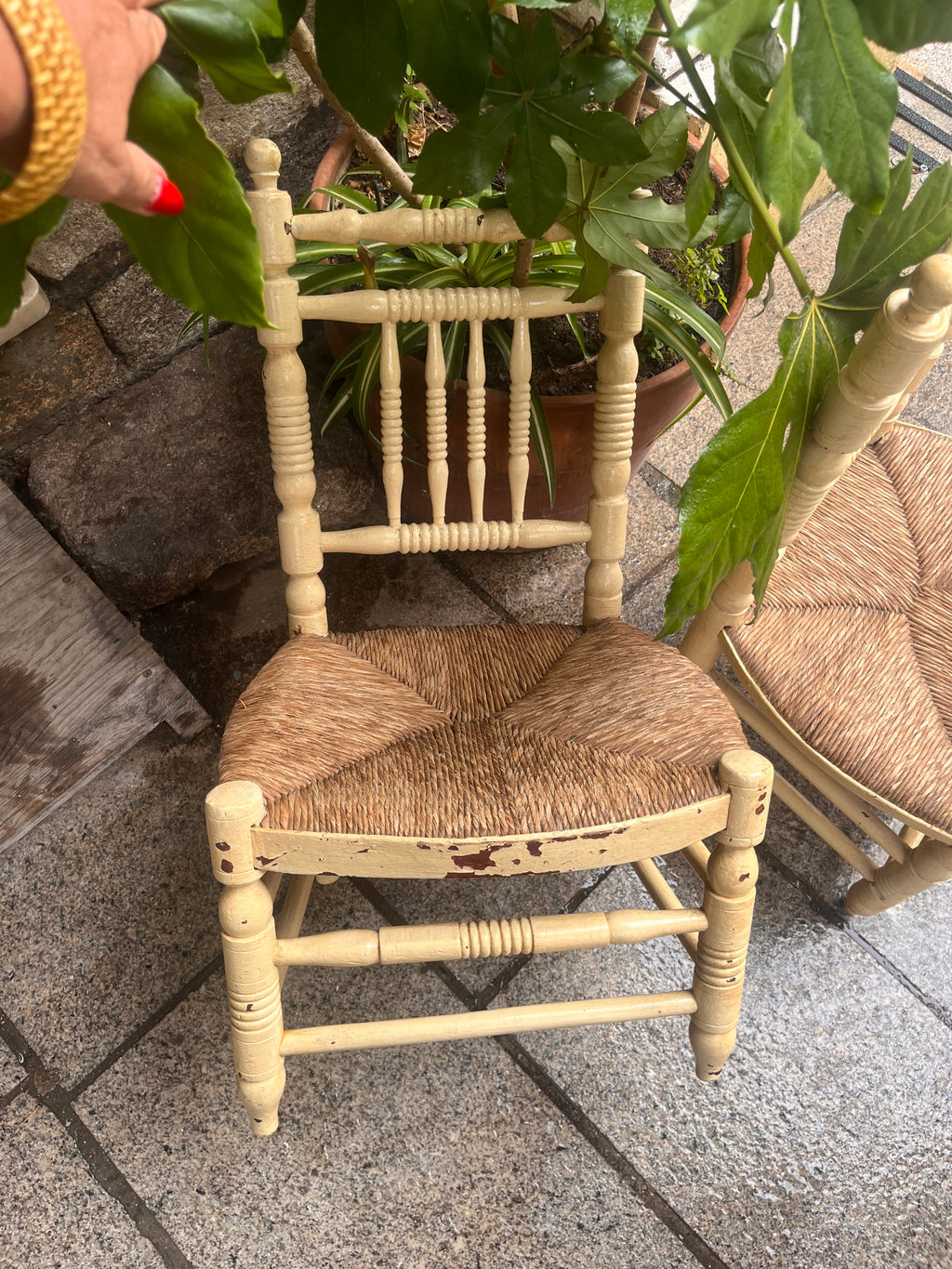 Antigua silla de costura madera y paja.