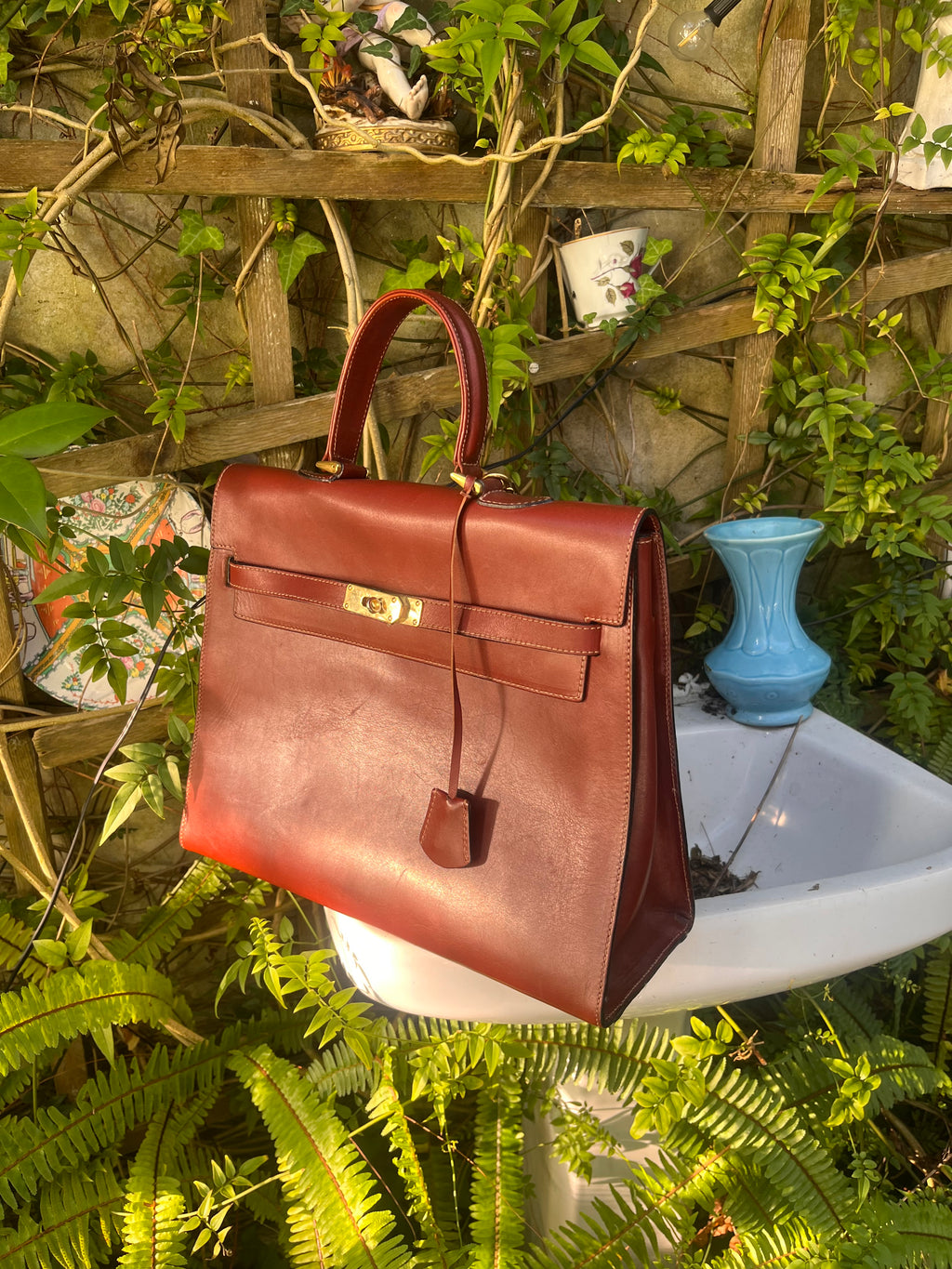 Bolso Kelly en piel marròn. Bridas.