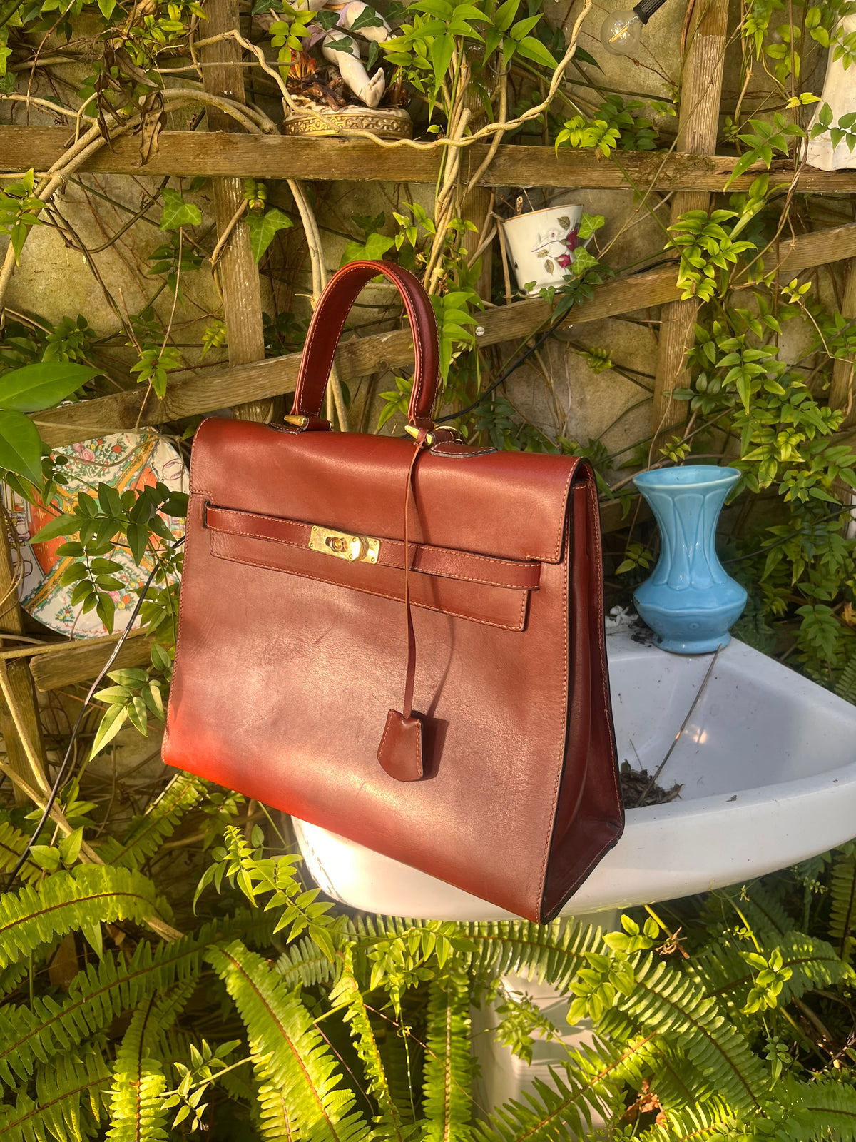 Bolso Kelly en piel marròn. Bridas.