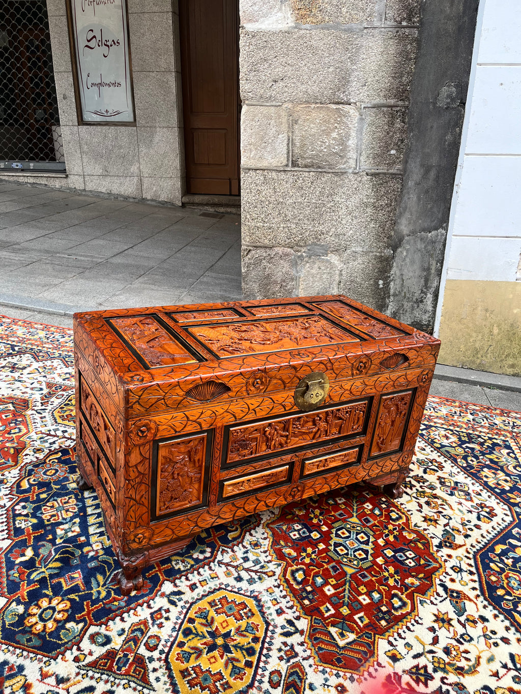 Baúl alcanfor tallado en madera.