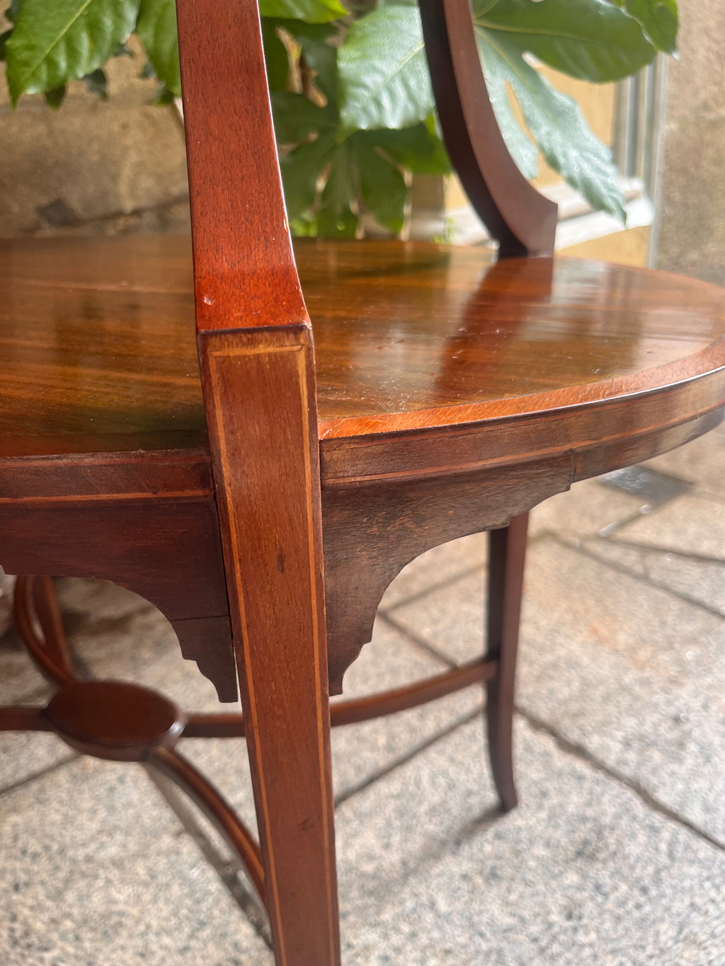 Mesa auxiliar estilo victoriano.
