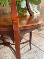Mesa auxiliar estilo victoriano.