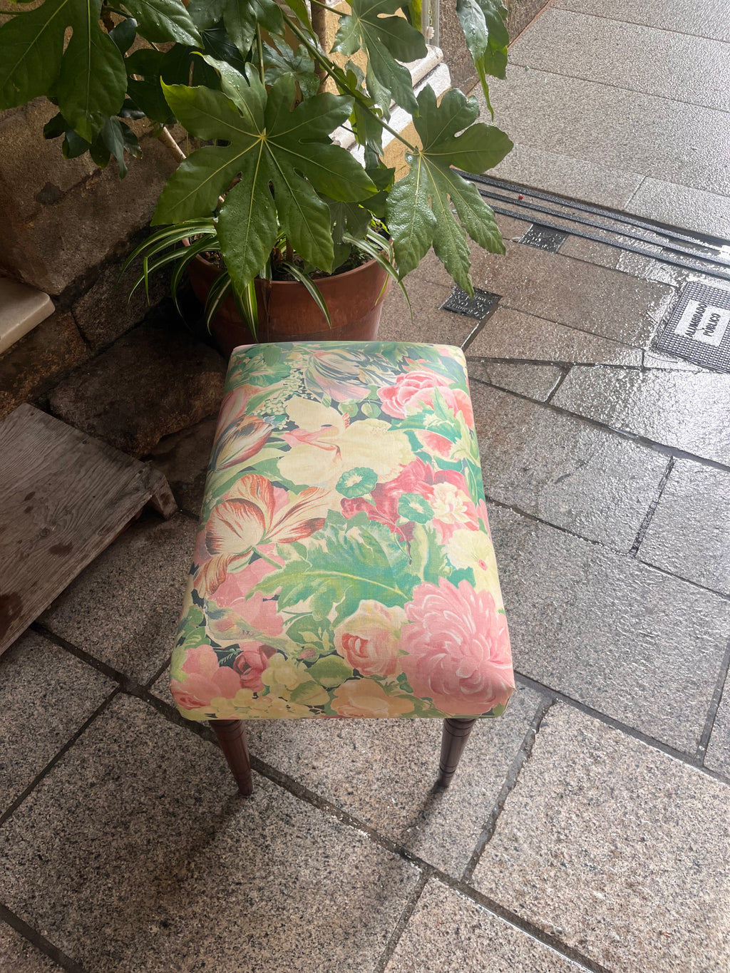 Banqueta tapizada estampado floral.