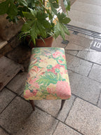 Banqueta tapizada estampado floral.