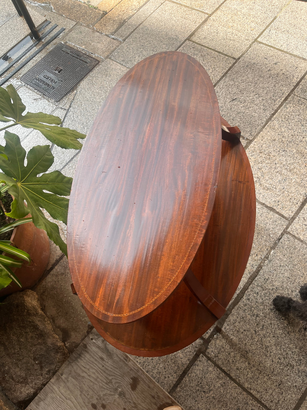 Mesa auxiliar estilo victoriano.