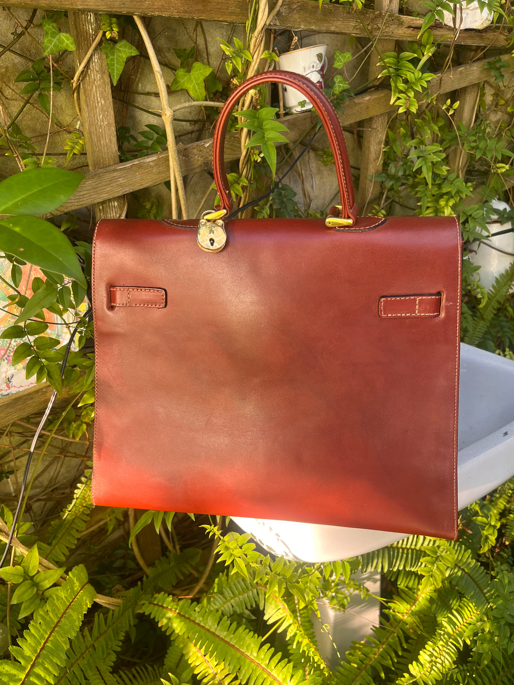 Bolso Kelly en piel marròn. Bridas.