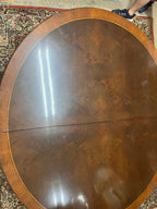 Mesa de comedor elìptica en nogal.