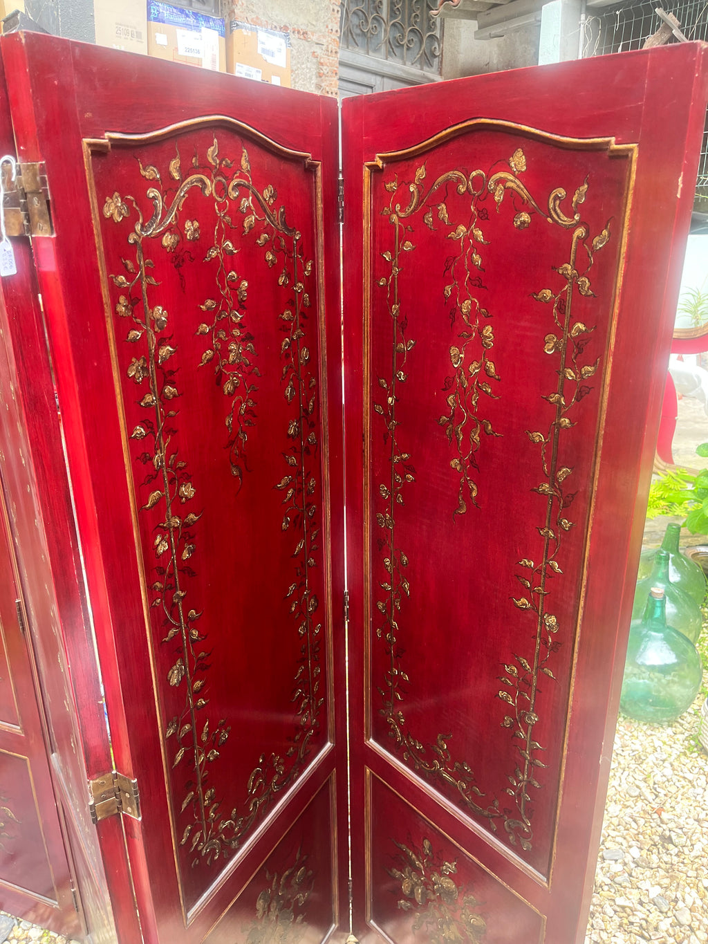 Biombo en madera lacada y decorada.