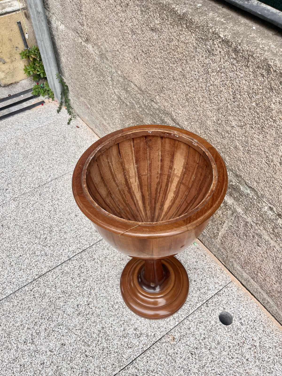 Macetero copa alto.