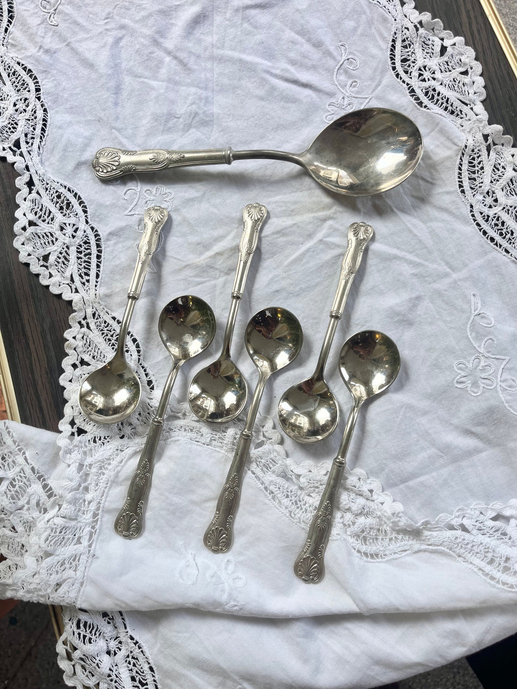 Juego cucharas en acero y peltre.