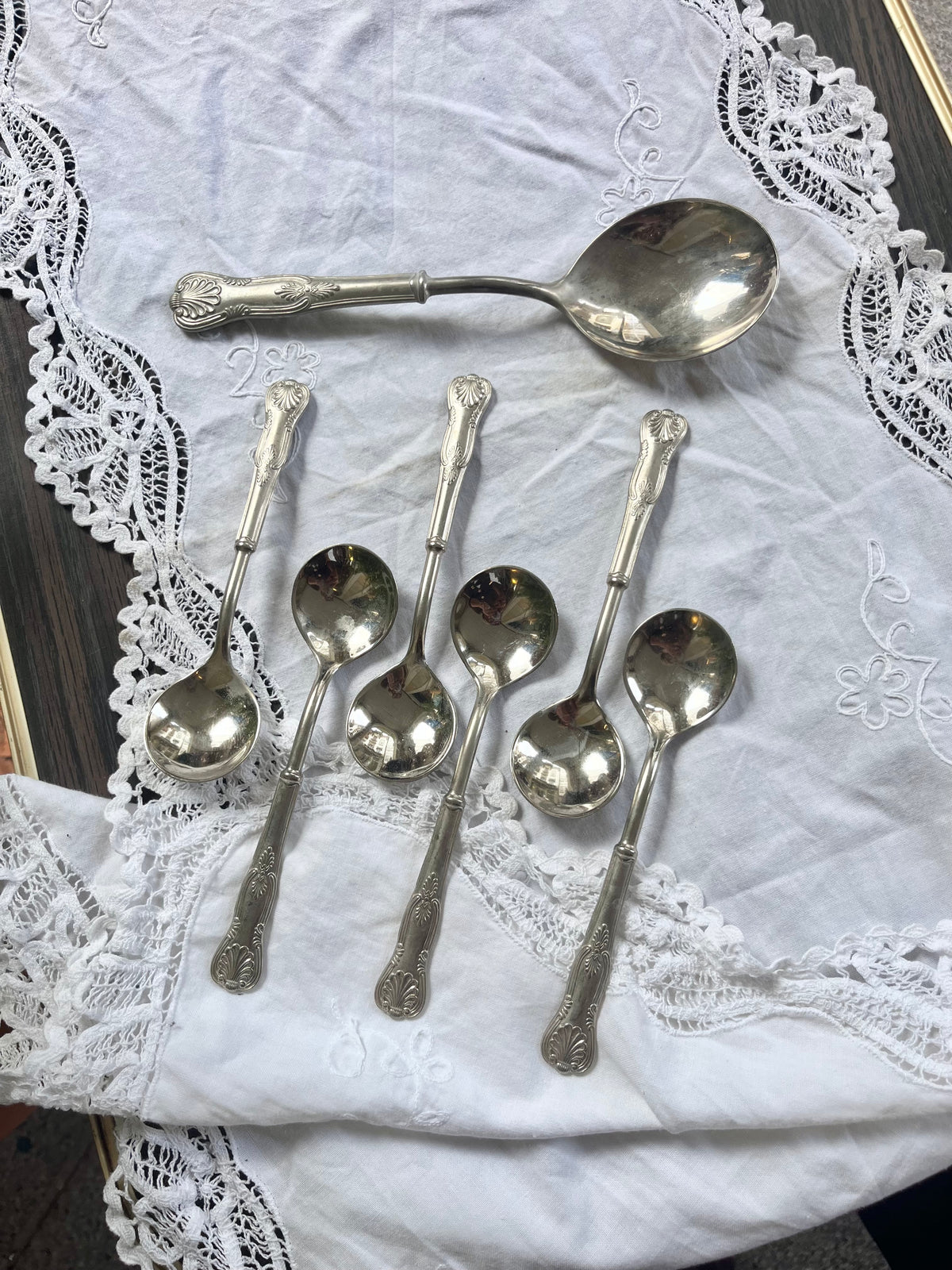 Juego cucharas en acero y peltre.
