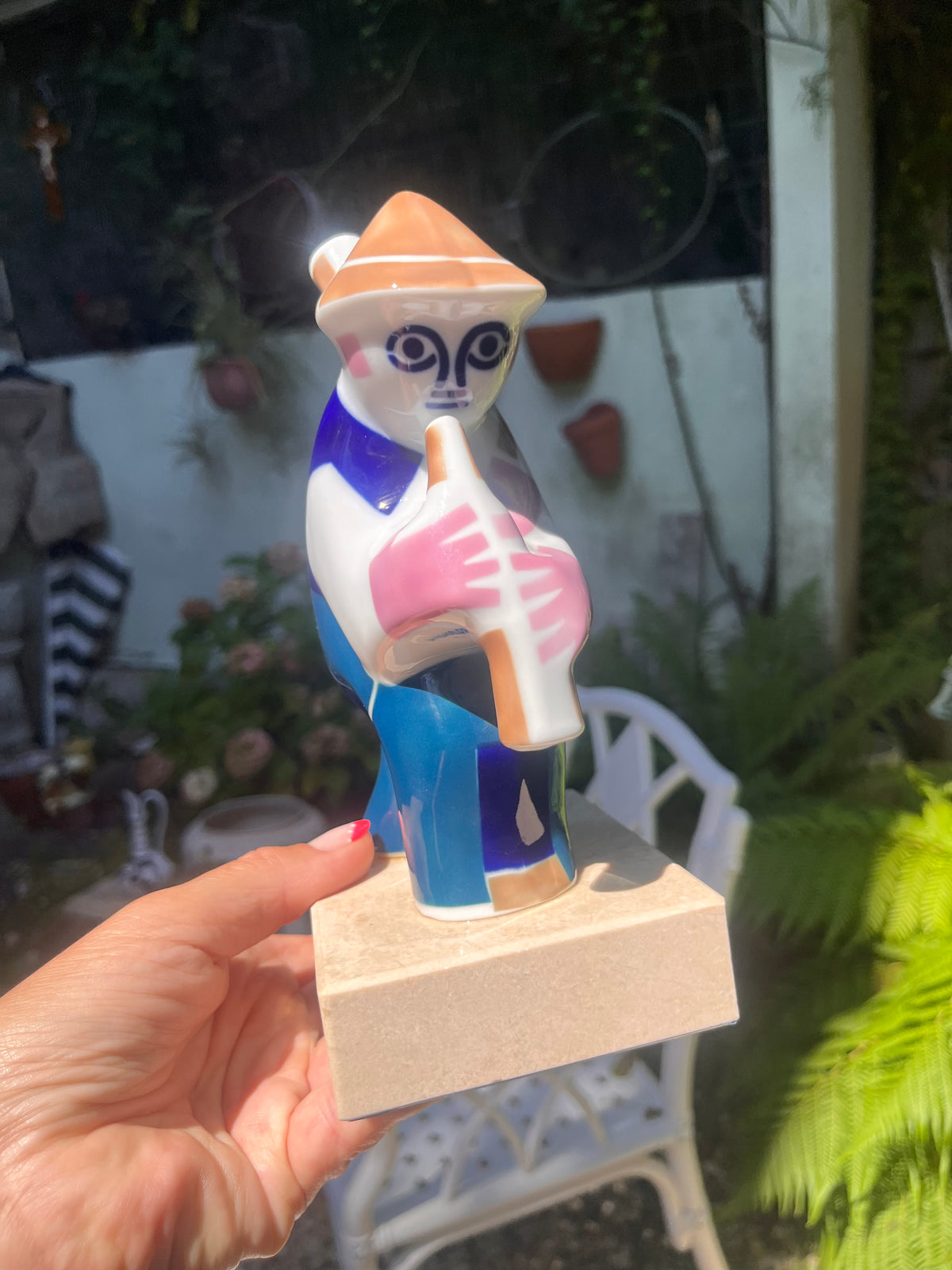 Figura Gaiteiro de Sargadelos sobre base de Màrmol.