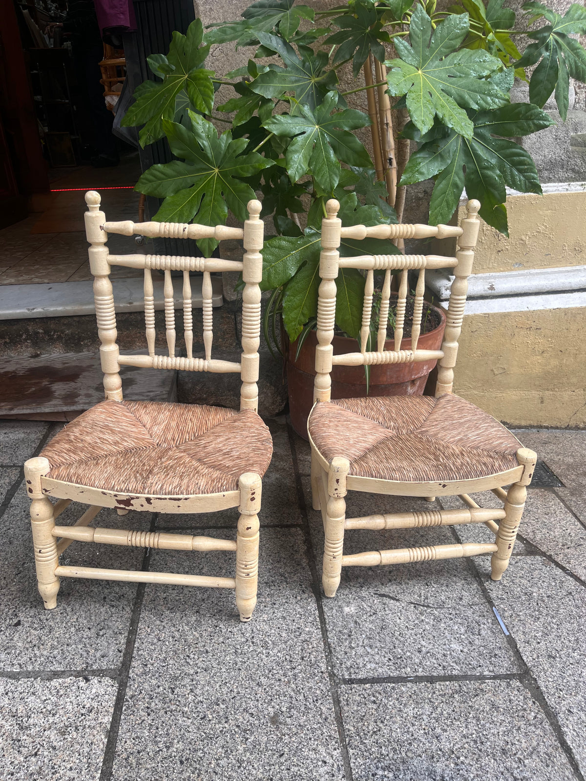 Antigua silla de costura madera y paja.