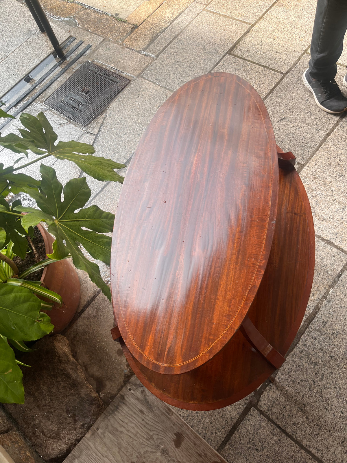 Mesa auxiliar estilo victoriano.