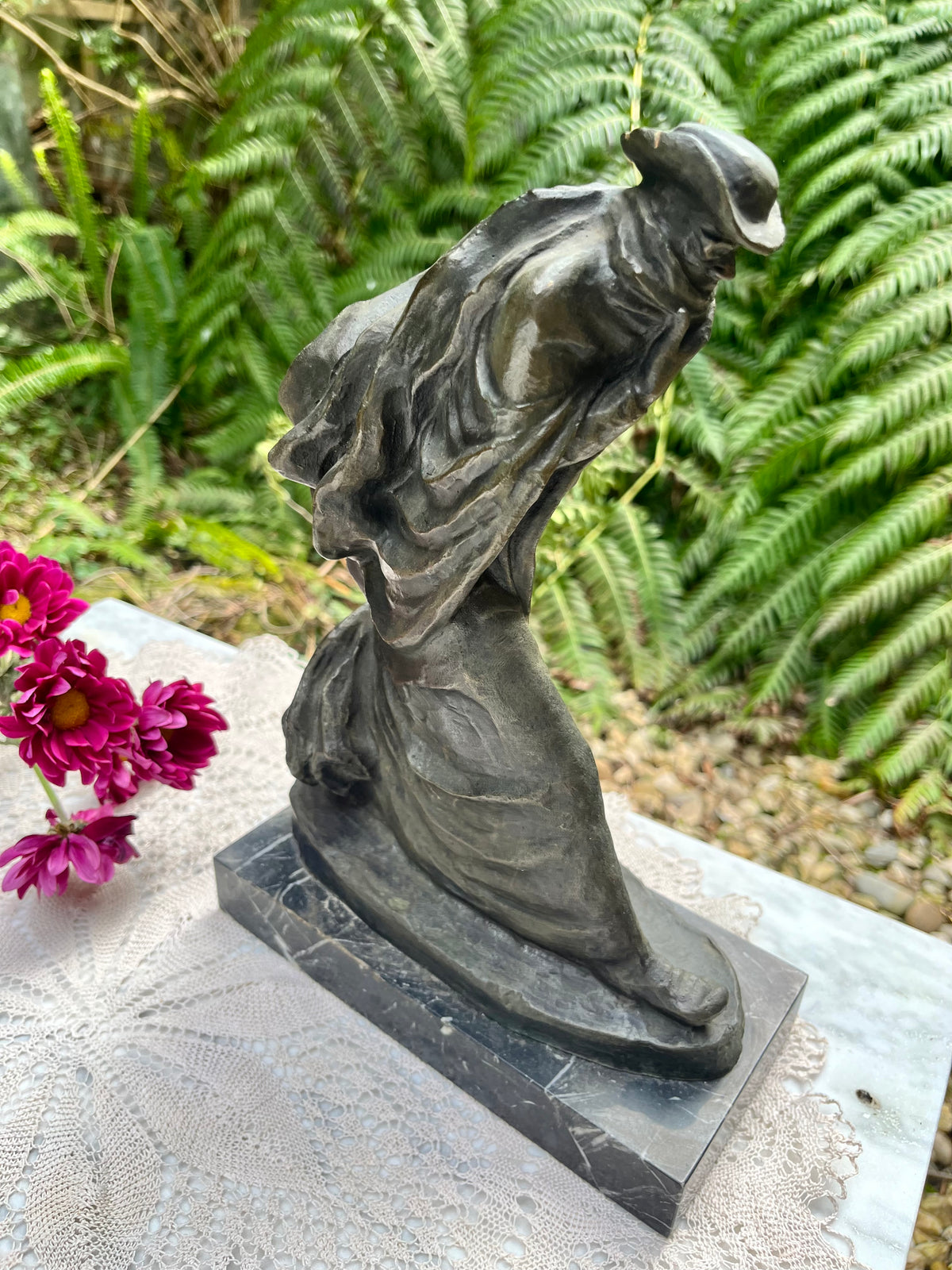 Escultura peregrino de José María Acuña.
