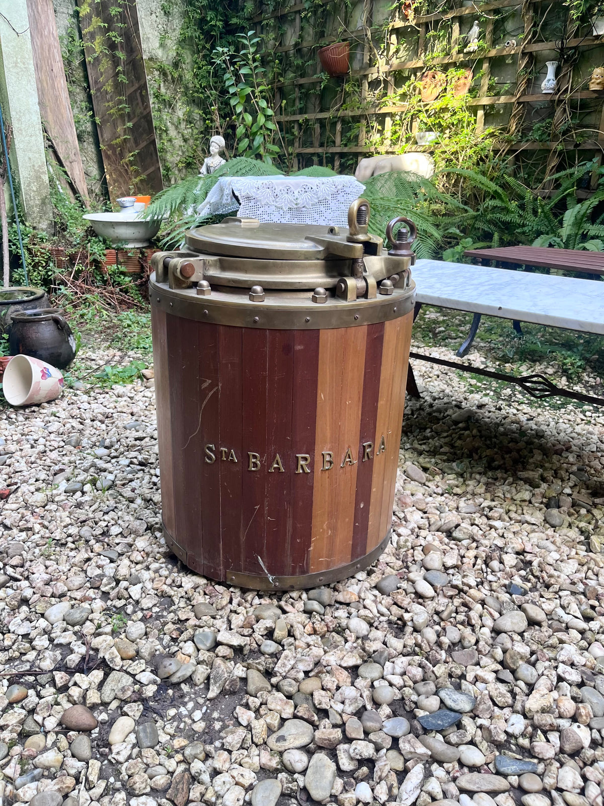 Antiguo botellero de barco.