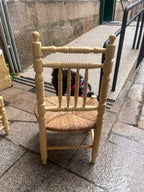Antigua silla de costura madera y paja.