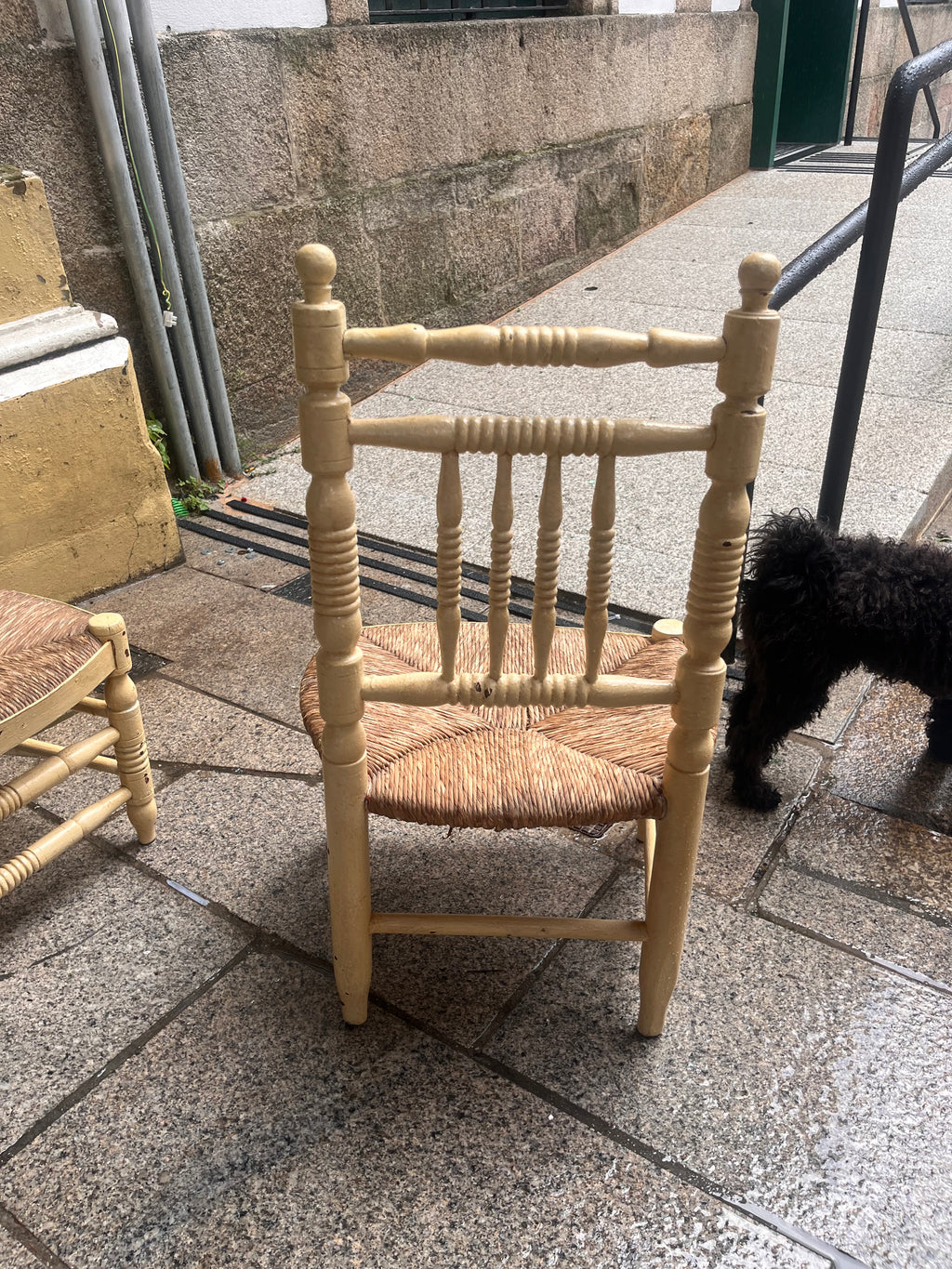 Antigua silla de costura madera y paja.