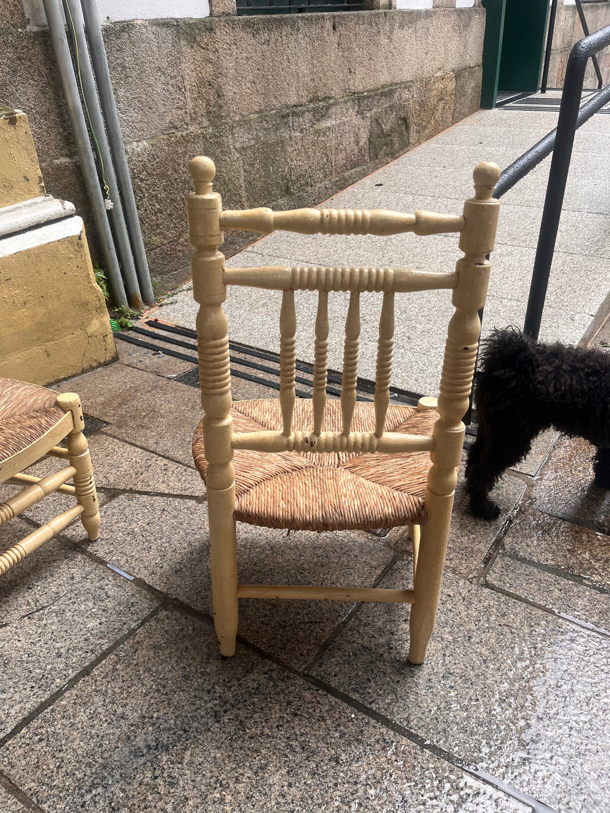 Antigua silla de costura madera y paja.