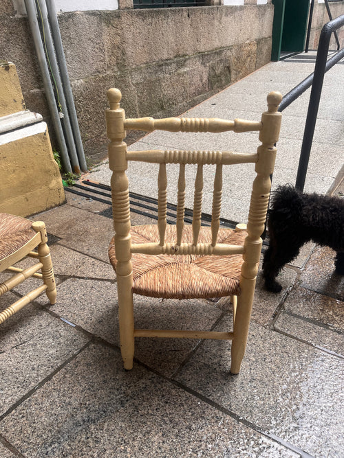 Antigua silla de costura madera y paja.