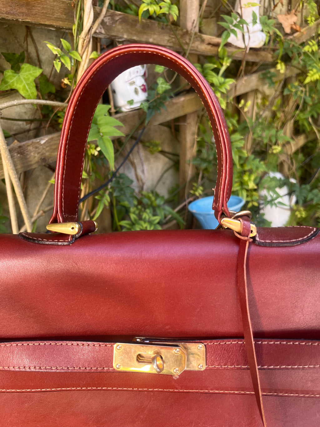 Bolso Kelly en piel marròn. Bridas.