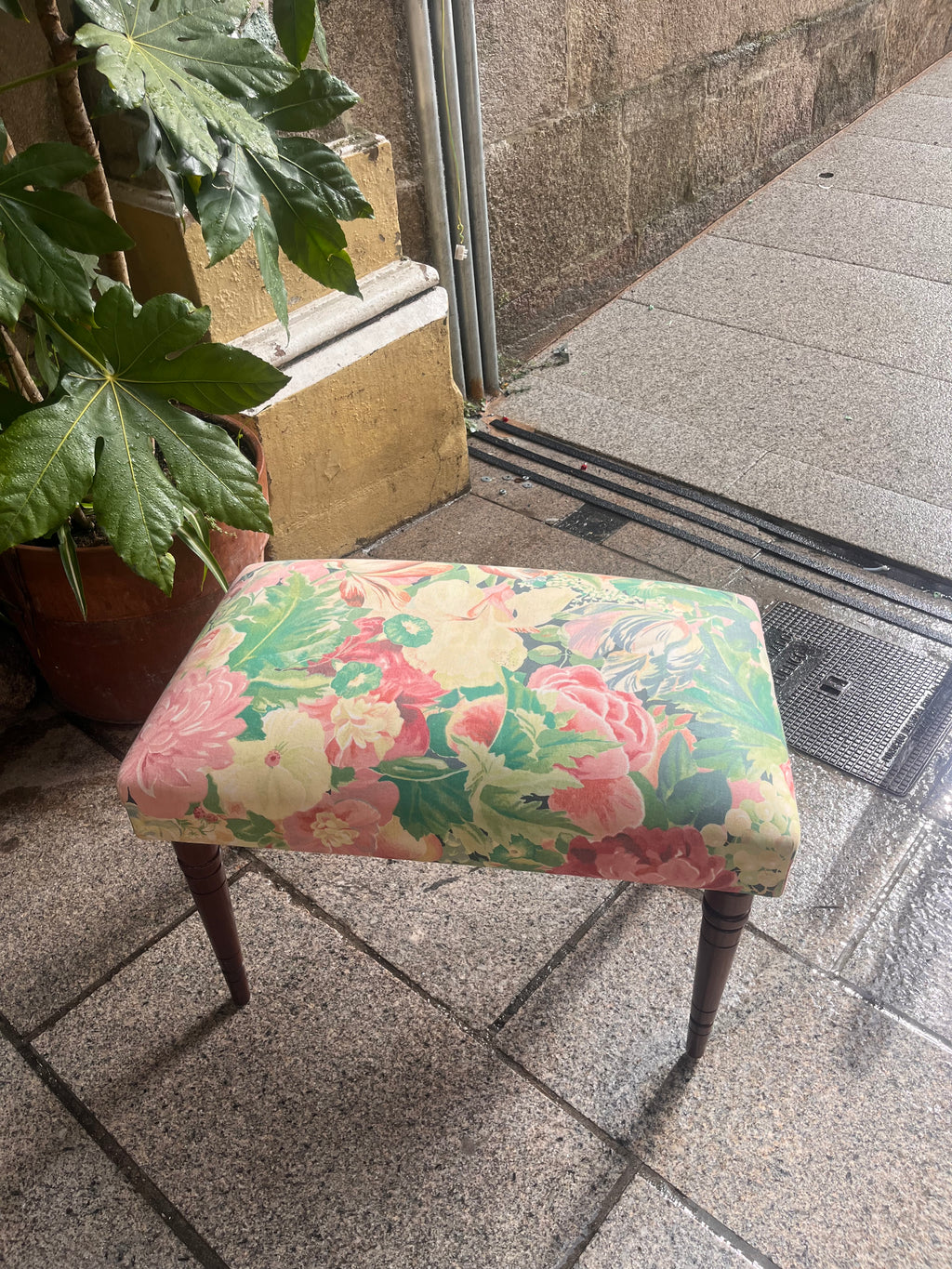 Banqueta tapizada estampado floral.