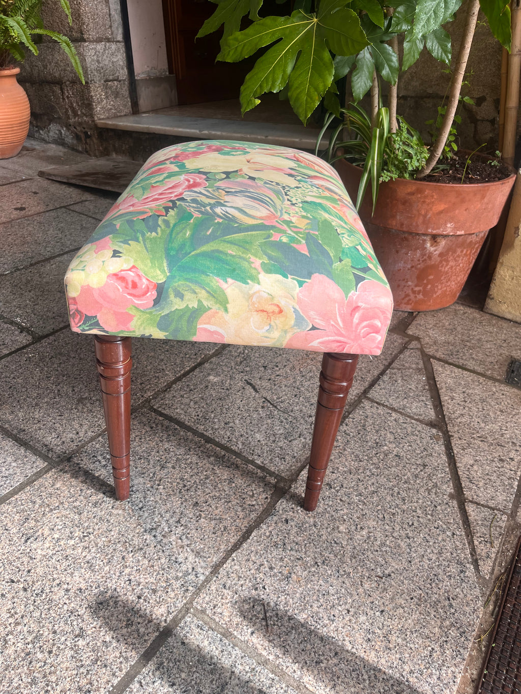 Banqueta tapizada estampado floral.