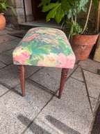 Banqueta tapizada estampado floral.