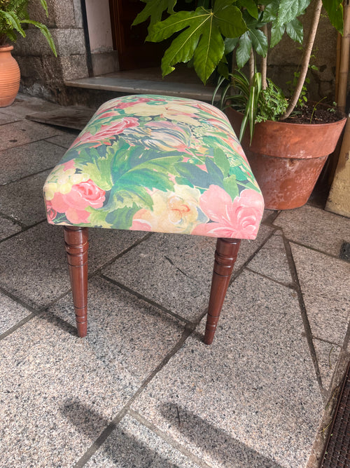 Banqueta tapizada estampado floral.