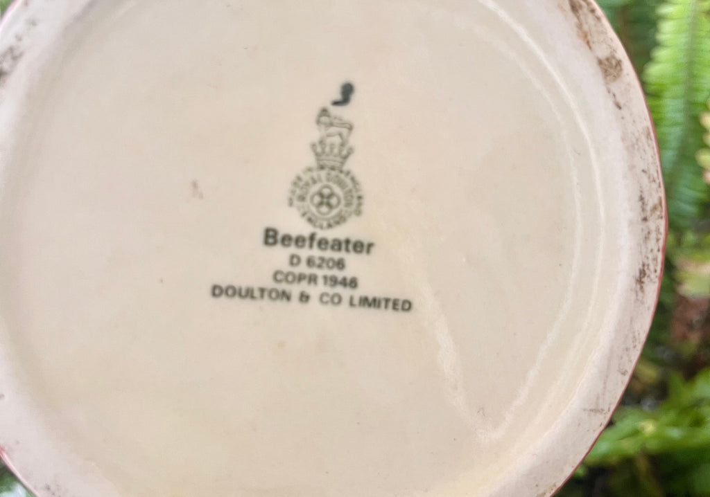 Jarra colecciòn Doulton. Beefeater.