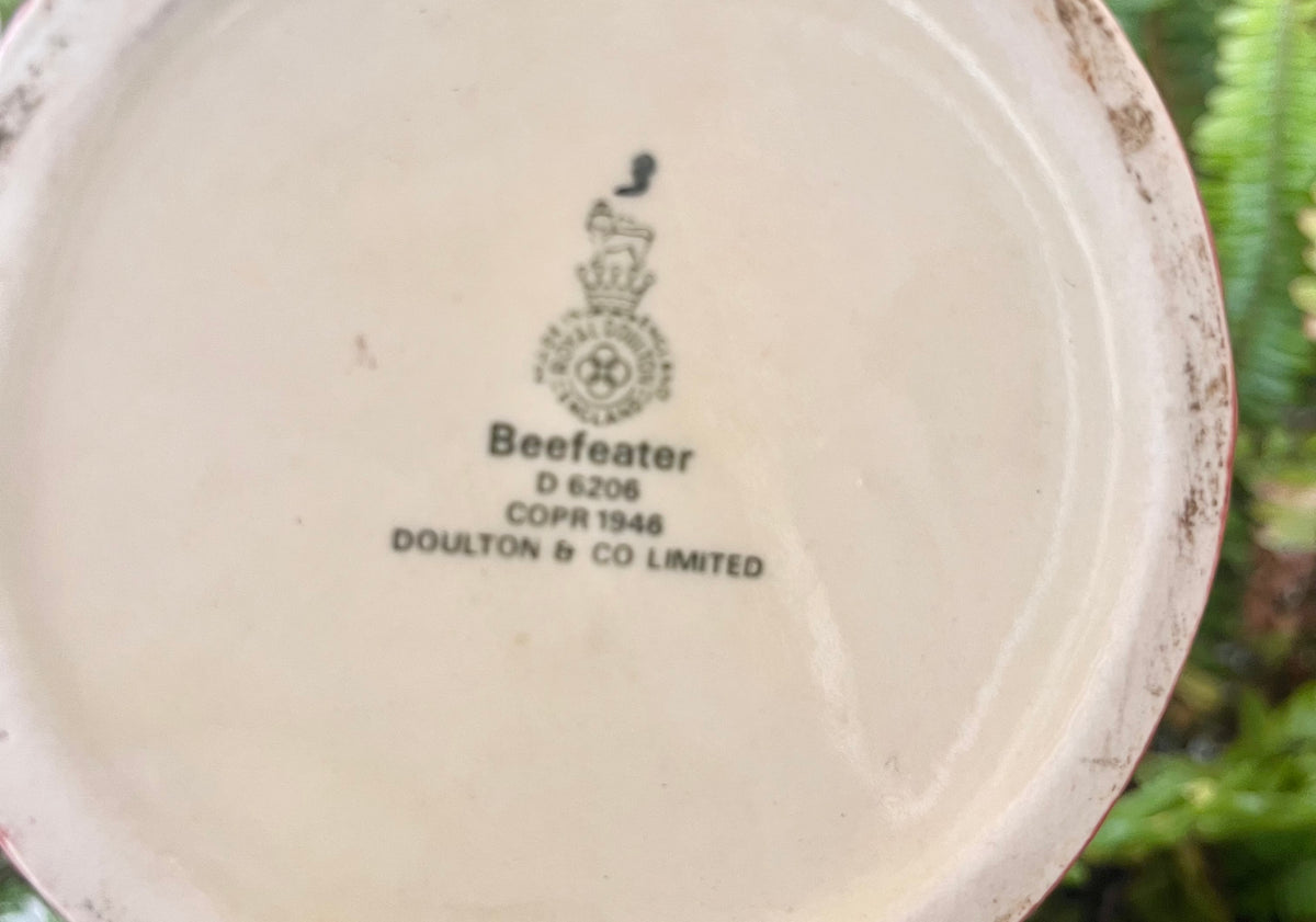 Jarra colecciòn Doulton. Beefeater.