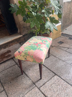 Banqueta tapizada estampado floral.