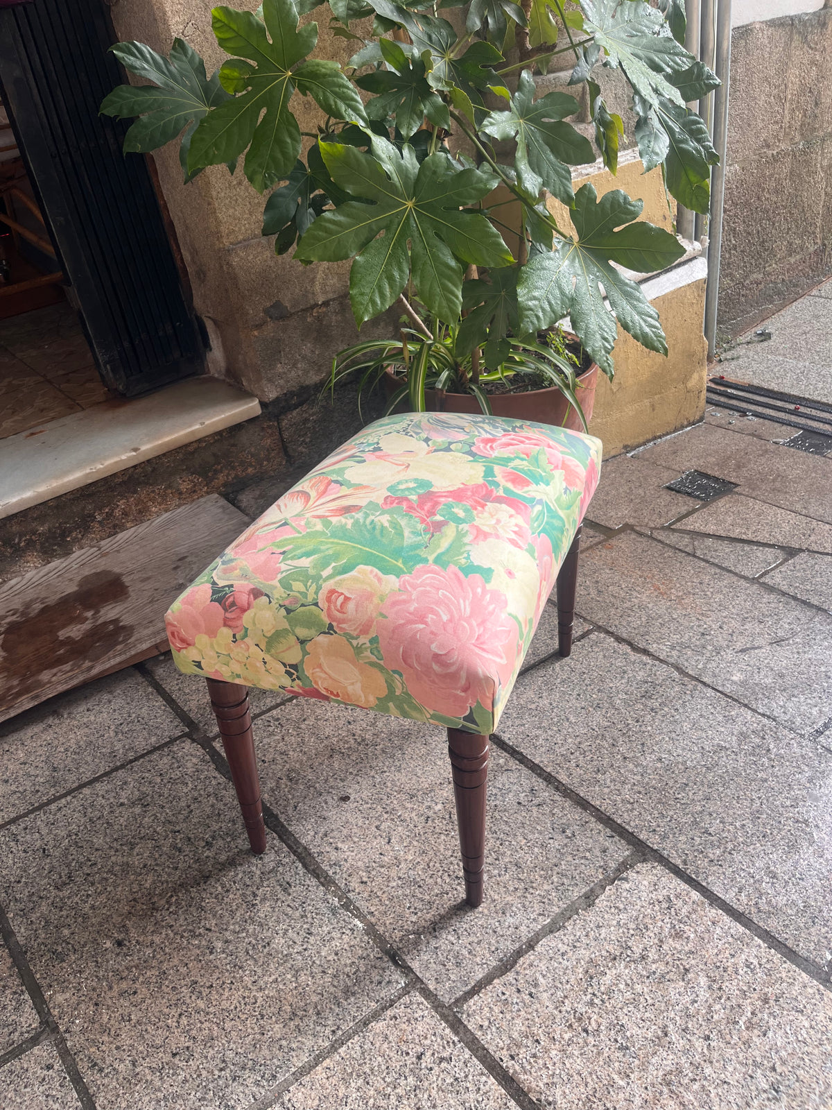 Banqueta tapizada estampado floral.