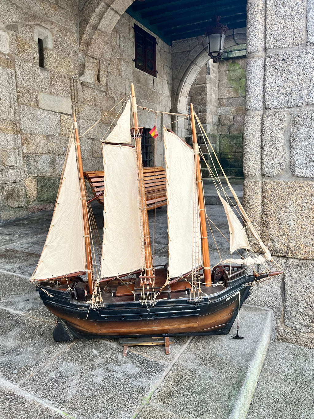 Barco Victoria en madera.