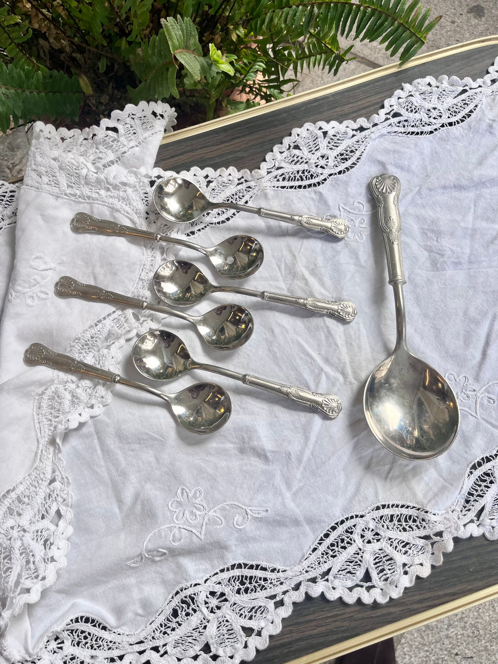 Juego cucharas en acero y peltre.