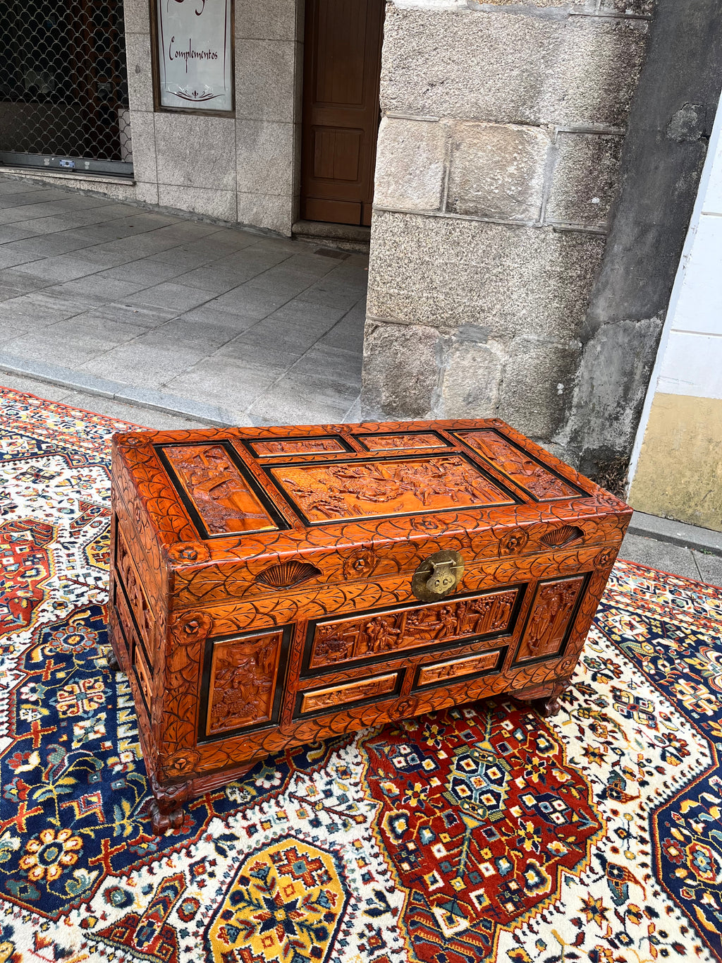 Baúl alcanfor tallado en madera.