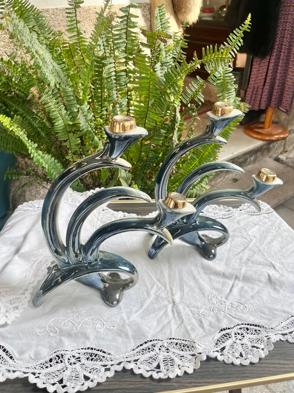 Pareja de candelabros vintage en porcelana esmaltada.