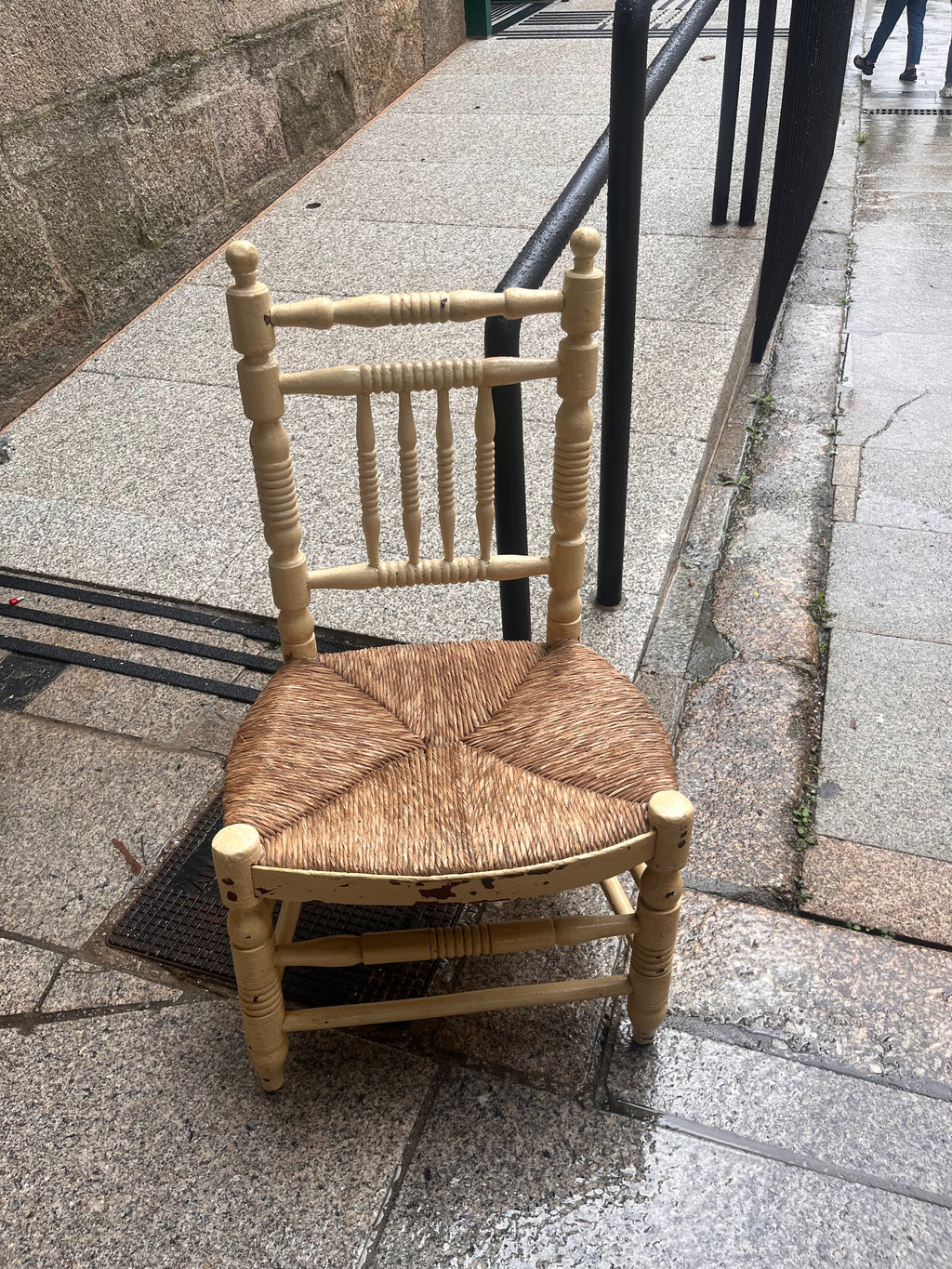 Antigua silla de costura madera y paja.