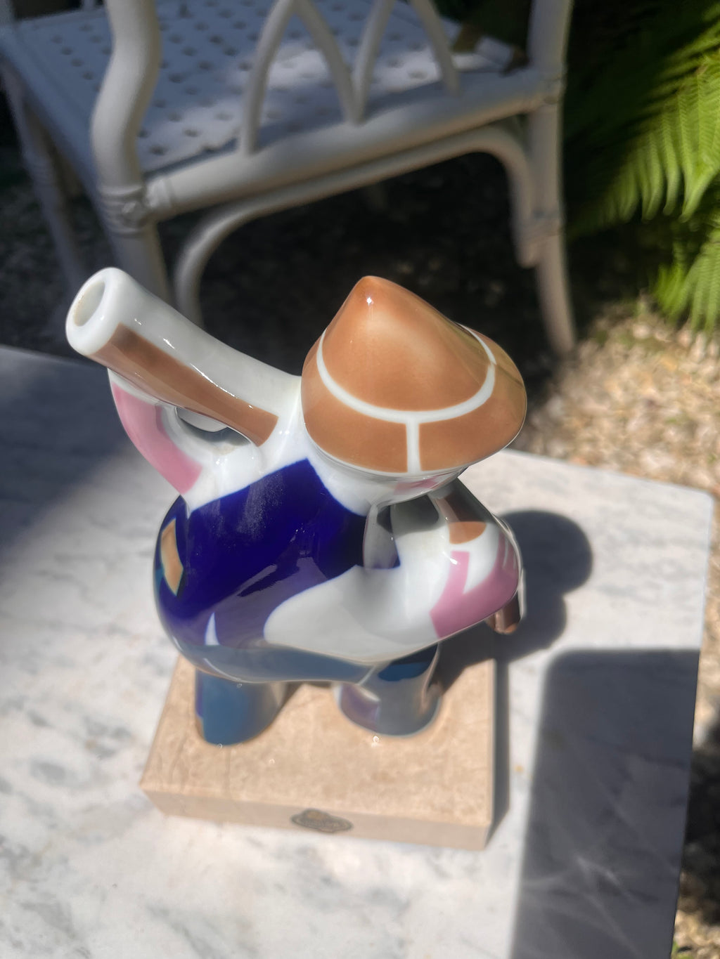 Figura Gaiteiro de Sargadelos sobre base de Màrmol.