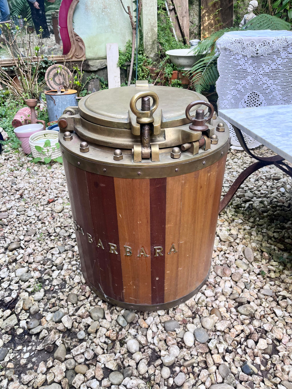 Antiguo botellero de barco.