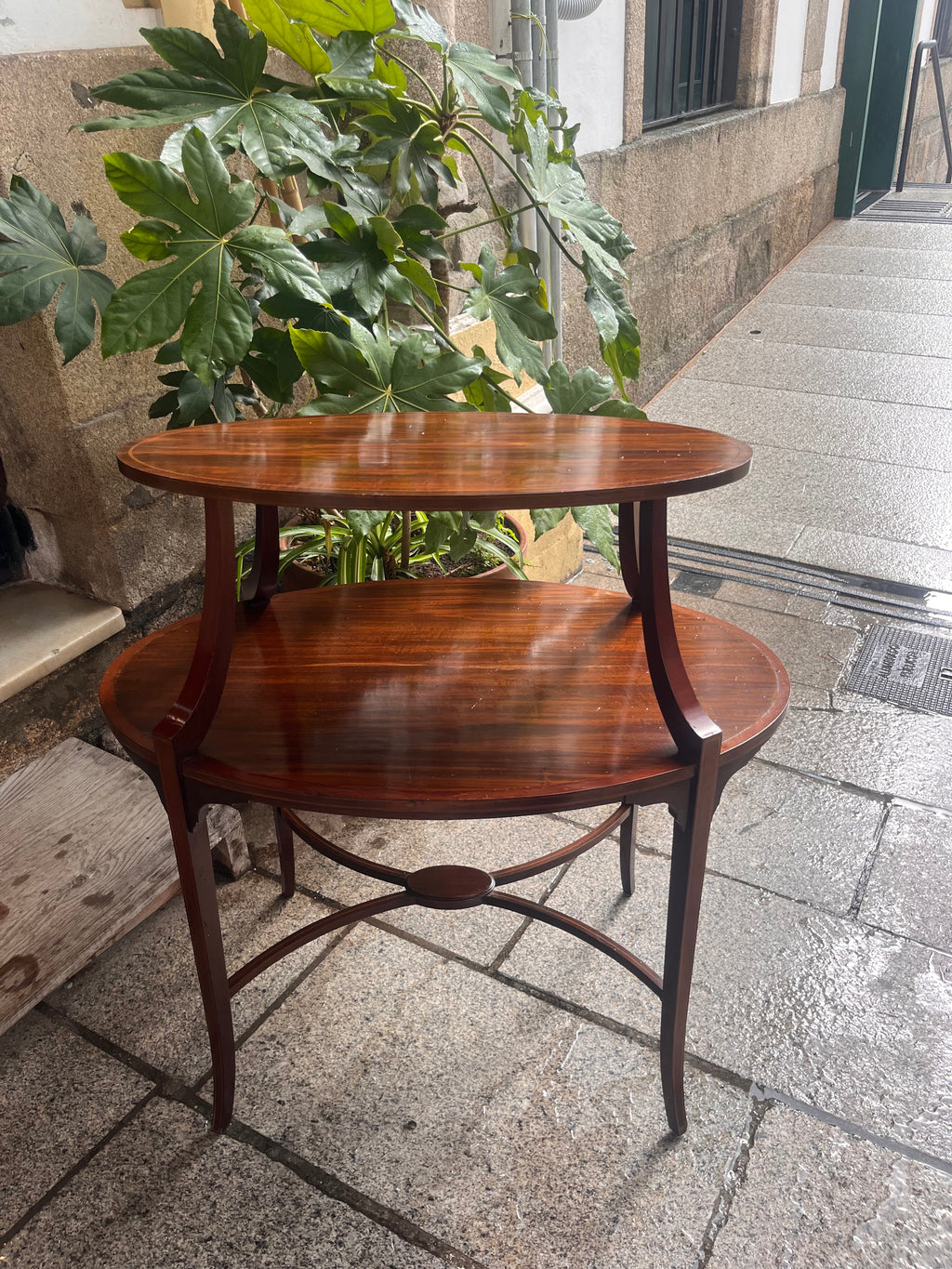 Mesa auxiliar estilo victoriano.