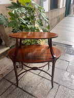 Mesa auxiliar estilo victoriano.